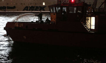 Πυρκαγιά σε παροπλισμένο πλοίο στο λιμάνι της  Ελευσίνας