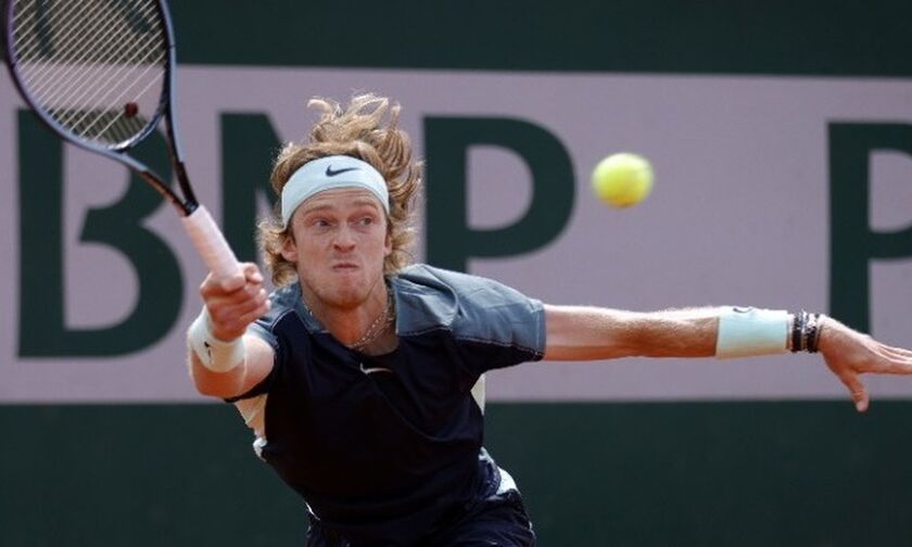 Roland Garros: Εύκολα ο Μεντβέντεφ, δυσκολεύτηκε αλλά πέρασε ο Ρούμπλεφ, έκπληξη ο Ρούνε!