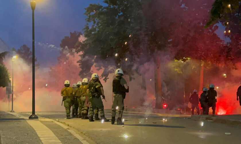 Πεδίο μάχης το ΑΠΘ – Επεισόδια μεταξύ κουκουλοφόρων και αστυνομίας (vid)