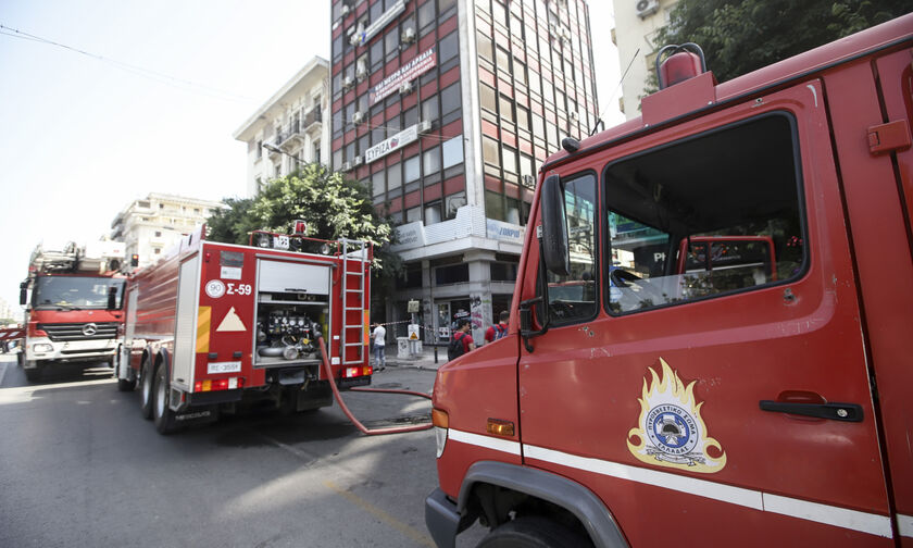 Θεσσαλονίκη: Φωτιά στο Βιοτεχνικό Επιμελητήριο και απομάκρυνση παιδιών...
