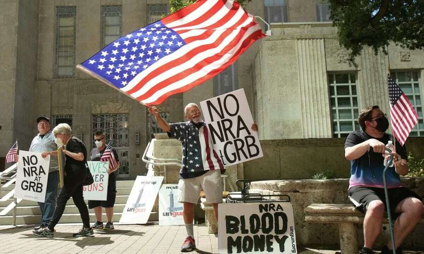 Χιούστον: Διαδήλωση οργής έξω από το συνέδριο της ΝRA μετά το μακελειό στο Τέξας