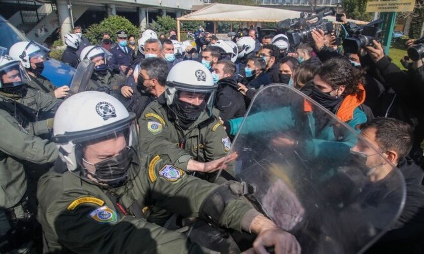 Επεισόδια, με συλλήψεις, στο ΑΠΘ μεταξύ Αστυνομίας, φοιτητών κι αντεξουσιαστών