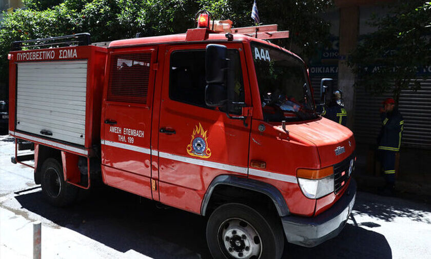 Φωτιά στον Ρέντη: 15 πυροσβέστες στο σημείο