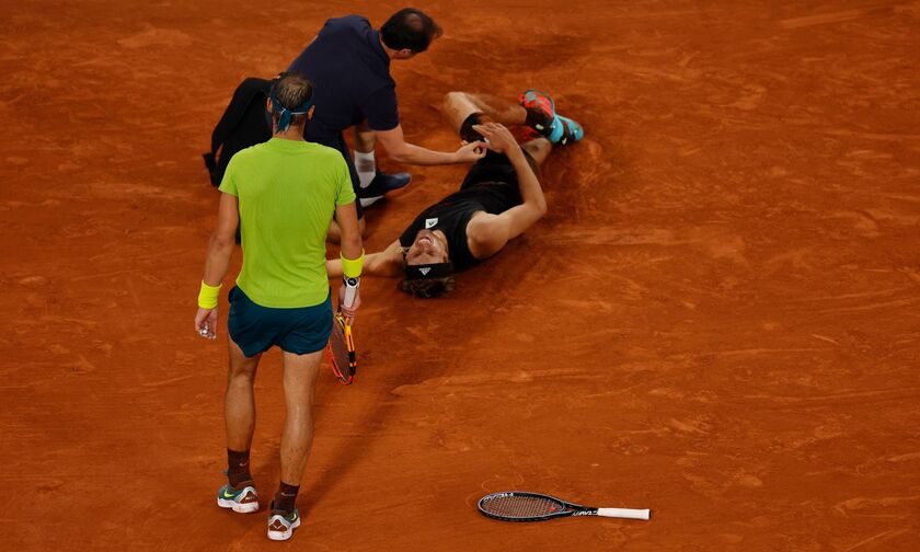 Roland Garros: Τραυματίστηκε ο Ζβέρεφ, πέρασε στον τελικό ο Ναδάλ! (vid)