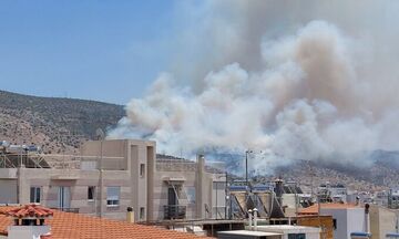 Γλυφάδα: Φωτιά ξέσπασε στις παρυφές του Υμηττού