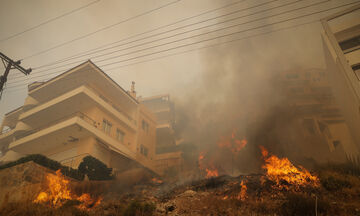 Φωτιά στην Άνω Γλυφάδα: Εντολή για εκκένωση σπιτιών στη Βούλα – Μήνυμα από το 112