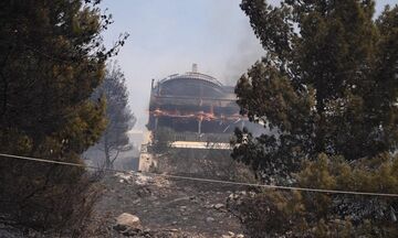 Φωτιά σε Γλυφάδα και Βούλα: Καίγονται σπίτια στην Άνω Βούλα (pics)