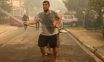 Δημήτρης Καζάζης: Στη μάχη με τις φλόγες - Παλεύει να σώσει το σπίτι του στη Βούλα (pic)