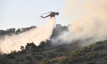 Φουντώνει το μέτωπο προς τη Βάρη – Εκκενώνονται περιοχές και τα Παιδικά Χωριά SOS (vid)