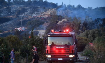 Φωτιά σε Βούλα και Βάρη: Νύχτα αγωνίας – Φόβος για αναζωπυρώσεις