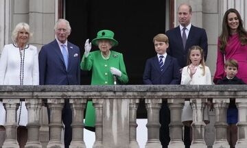 Βασίλισσα Ελισάβετ: Εμφάνιση έκπληξη στο φινάλε των εορτασμών του Πλατινένιου Ιωβηλαίου (vid)