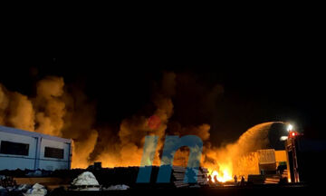 Ασπρόπυργος: Μεγάλη φωτιά σε εργοστάσιο - Μήνυμα από το 112 (vid)