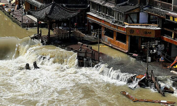 Κίνα: Δέκα άνθρωποι έχασαν τη ζωή τους εξαιτίας σφοδρών βροχοπτώσεων (vid)