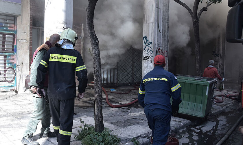 Πειραιάς: Υπό έλεγχο η πυρκαγιά σε αποθηκευτικό χώρο στον Ρέντη