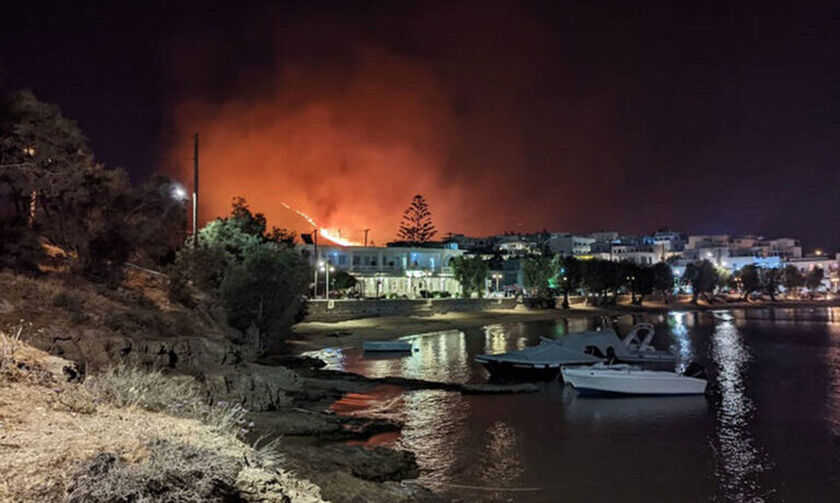 Φωτιά στην Πάρο: Προβλήματα με αναζωπυρώσεις – Σηκώνονται εναέρια μέσα