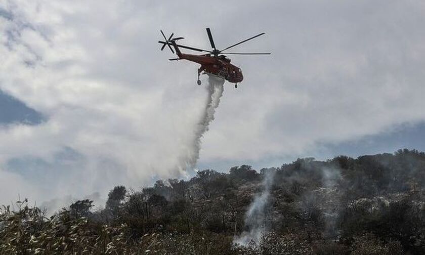 Σε εξέλιξη φωτιές σε Παιανία, Κάρυστο και Ηλεία