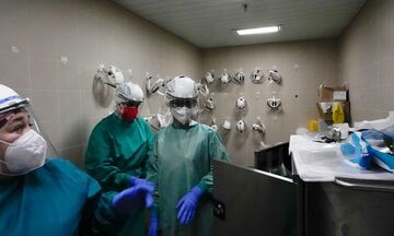Καπραβέλος για κορονοϊό: «Διπλασιάστηκαν οι θάνατοι – Ανησυχία για τα νοσοκομεία»