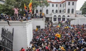 Σρι Λάνκα: Στις φλόγες η κατοικία του πρωθυπουργού μετά την εισβολή διαδηλωτών