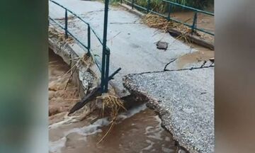 Σκύρος: Κατέρρευσαν 4 γέφυρες από την κακοκαιρία – Εγκλωβίστηκαν λουόμενοι