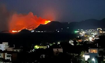 Φωτιά στη Σάμο: Συνεχίζεται η μάχη με τις φλόγες - Ξεκίνησαν οι ρίψεις νερού από αέρος
