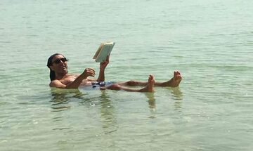 Νεκρά Θάλασσα: Διαβάζεις βιβλίο, 400 μέτρα κάτω από τη Μεσόγειο  