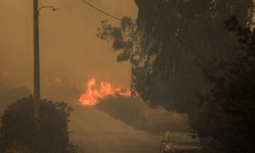 Φωτιά στην Πεντέλη: Μηνύματα για εκκενώσεις περιοχών