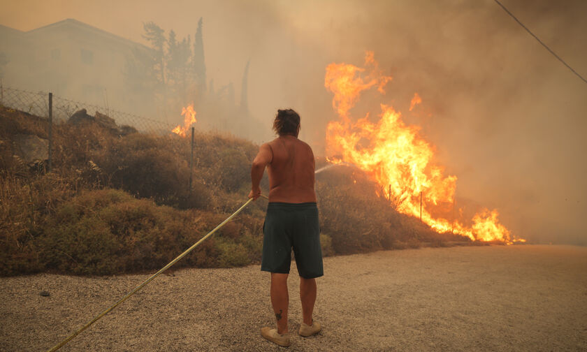 Πύρινη κόλαση στην Πεντέλη, μάχη με τις φλόγες ανάμεσα στα σπίτια