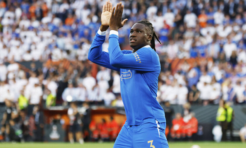 Άγιαξ: Ο Μπάσεϊ αντικαταστάτης του Μαρτίνες στην άμυνα