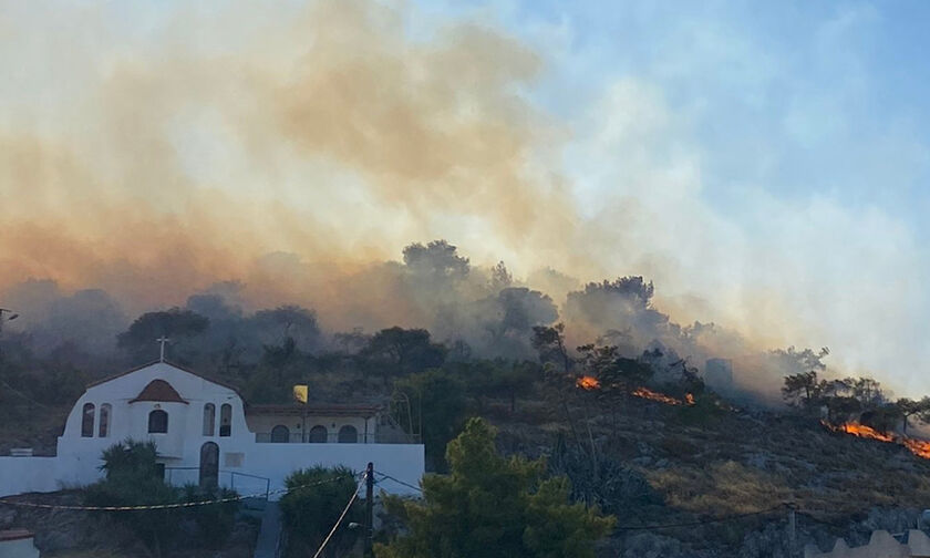 Πυρκαγιά στη Σαλαμίνα: Εκκενώνεται το Κέντρο Υγείας