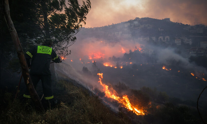 Πλησιάζει σπίτια η πυρκαγιά στην Ηλεία