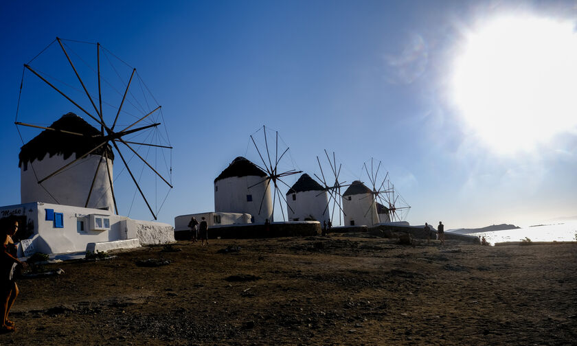 Μύκονος: Γνωστό beach restaurant λειτουργούσε με αδήλωτες ταμειακές μηχανές