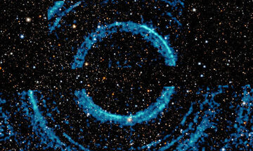 Μαύρη τρύπα με δαχτυλίδια φωτός κατέγραψε η NASA (ΦΩΤΟ) 