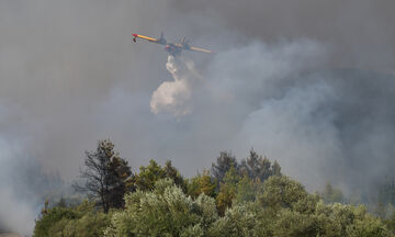 Μεγάλη πυρκαγιά και στο Βέλο Κορινθίας - Καλύτερη εικόνα στα μέτωπα της Ηλείας
