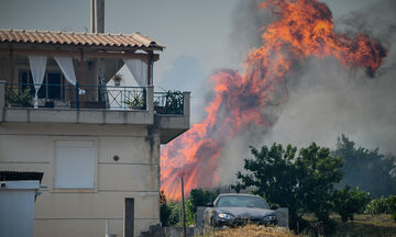 Ζάκυνθος: Σε ύφεση η πυρκαγιά που ξέσπασε σε κατοικημένη περιοχή στο Καλαμάκι