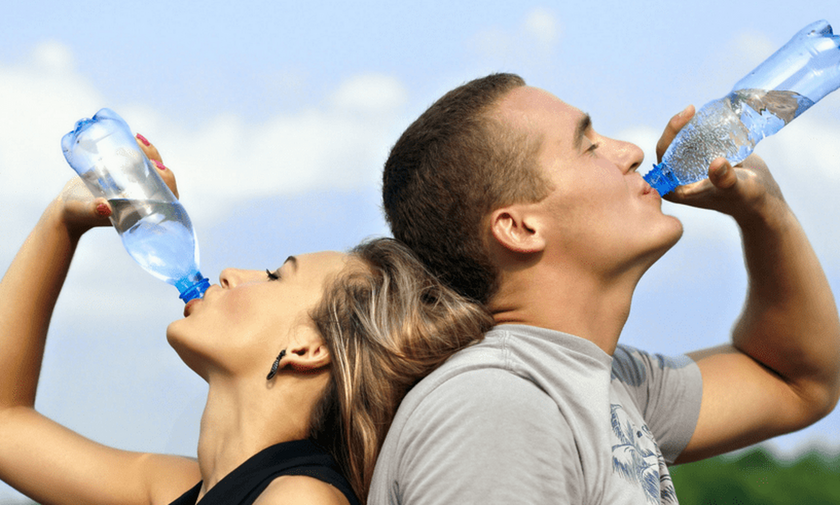 Πίνετε αρκετό νερό; Πώς θα καταλάβετε αν είστε αφυδατωμένοι