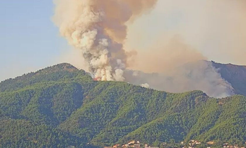 Θάσος: Αναζωπυρώθηκε η πυρκαγιά στη Σκάλα -Κατευθύνεται προς τον οικισμό
