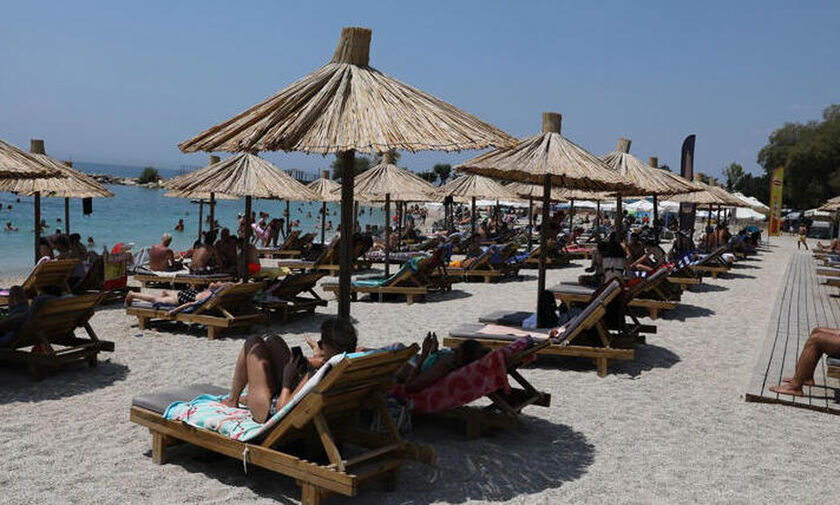 «Αλμυρός» ο Αύγουστος στην Αθήνα:  Οι τιμές στις οργανωμένες παραλίες