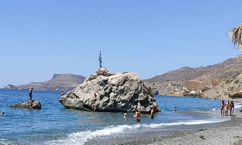 Ψιλή Άμμος: Η μοναδική παραλία στην Κρήτη με ομπρέλες από ζωντανά δένδρα