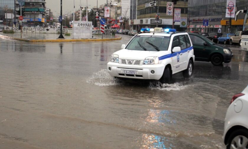 Καθίζηση οδοστρώματος στο Κερατσίνι - Διακοπή στην κυκλοφορία