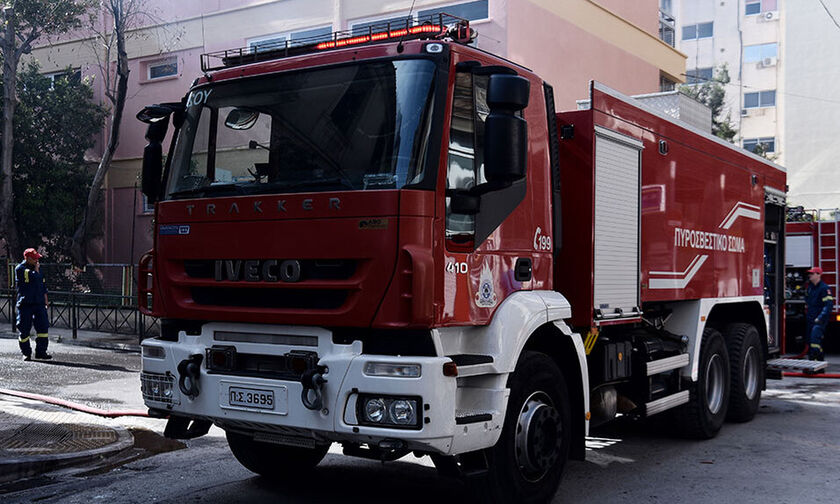 Άλιμος: Φωτιά σε συνεργείο σκαφών – Τρεις ελαφρά τραυματίες