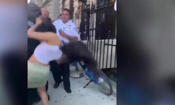 Νέα Υόρκη: Αστυνομικός ξαπλώνει 19χρονη με μια μπουνιά