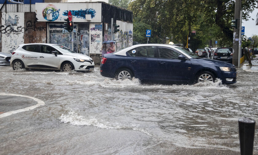 Θεσσαλονίκη: Προβλήματα από τις ισχυρές καταιγίδες (vid)