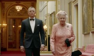 Όταν η βασίλισσα Ελισάβετ φωτογραφήθηκε με τον James Bond 