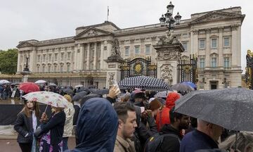 LIVE Streaming: Βασίλισσα Ελισάβετ - Λαϊκό προσκύνημα στο Λονδίνο υπό δρακόντεια μέτρα