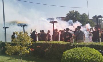 ΑΕΚ: Υποδοχή με καπνογόνα στην αποστολή κατά την άφιξη της στο Αγρίνιο!
