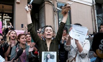 Το Ιράν «φλέγεται»: 9 νεκροί, μαζικές διαδηλώσεις και μπλακ άουτ στα social media