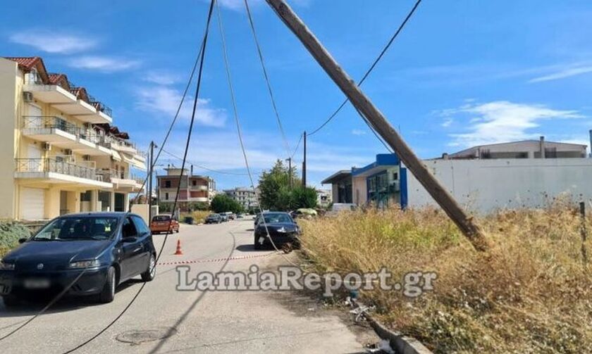 Λαμία: Νταλίκα γκρέμισε τρεις κολόνες (βίντεο)