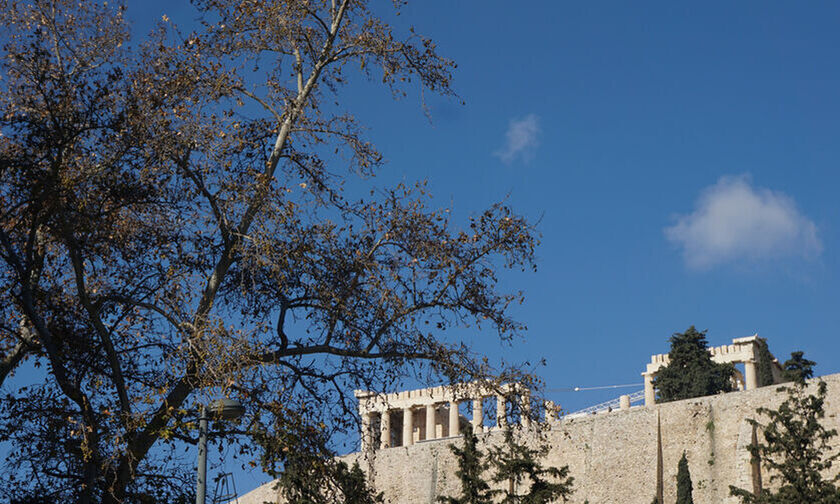 Γυναίκα έπεσε από λόφο της Ακρόπολης – Μεταφέρθηκε στο νοσοκομείο χωρίς τις αισθήσεις της