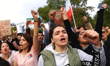 Ιράν: Μαθήτριες διαδηλώνουν πετώντας τις μαντίλες τους