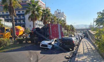 Νέο Φάληρο: Νταλίκα καταπλάκωσε παρκαρισμένο αυτοκίνητο